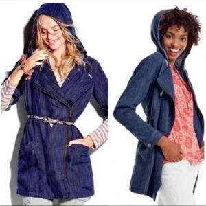 Cabi XS anorak‎ style blue cotton denim look jacket with hood.